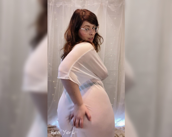 Bea York aka Beayork OnlyFans - [250] More robe )