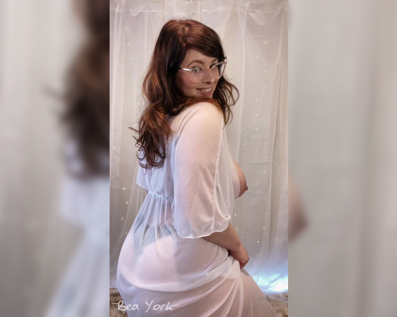 Bea York aka Beayork OnlyFans - [250] More robe )