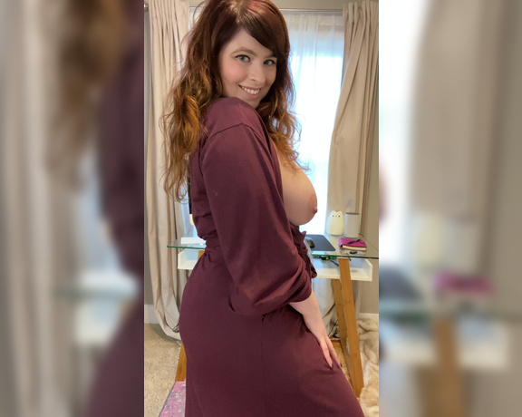 Bea York aka Beayork OnlyFans - [325] Here to brighten up your Monday Watch me tease, look cute, and try to twerk )
