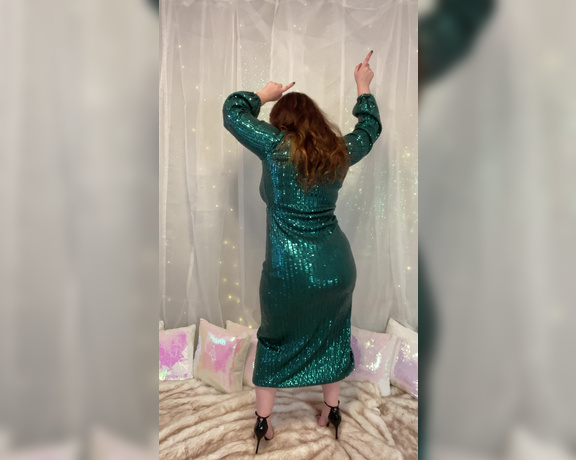 Bea York aka Beayork OnlyFans - [230] Sneak peek at my outfit for the Pornhub Awards and me dancing around like a big goof