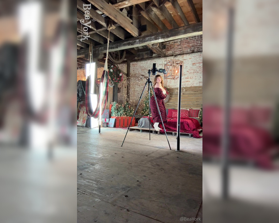 Bea York aka Beayork OnlyFans - Behind the scenes from yesterdays photoshoot! Just like the other one, you can swipe over to a sp 1