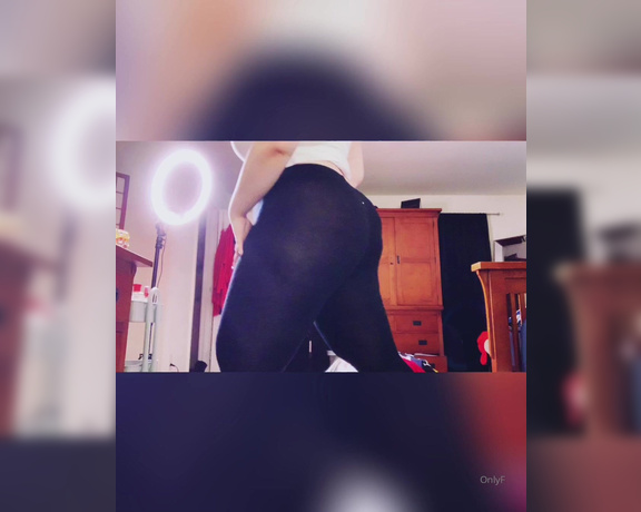 Lauren aka Amouredelavie OnlyFans - That moment you get a hole in your leggings
