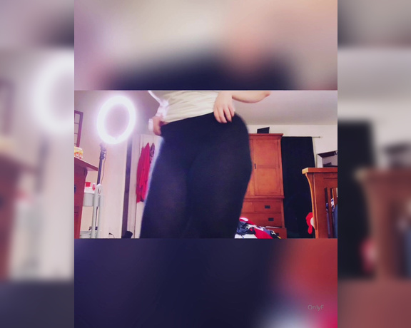 Lauren aka Amouredelavie OnlyFans - That moment you get a hole in your leggings