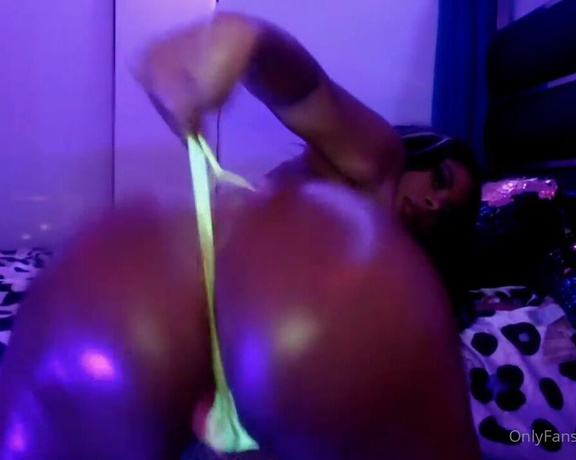 Strellakat aka Strellakat OnlyFans - Glowing kitty check messages for 20 min video