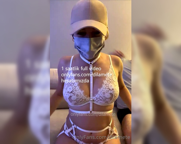 Dila Hanım aka Dilamete OnlyFans - 23 Temmuzda sevgilim ve kocamla birlikte yaptmz srprizli canl yayn videosunu karanlar ve Onlyfans