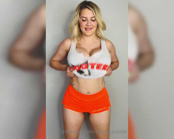 Chelsea Wilde aka Chelseawilde OnlyFans - New HOOTERS video on the way! Find out why my shirt is so sticky!