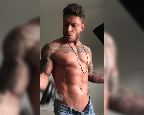 Pump Action aka Pumpaction OnlyFans - Sexy muscle pump in loose jeans Vid of @daniel alex9111