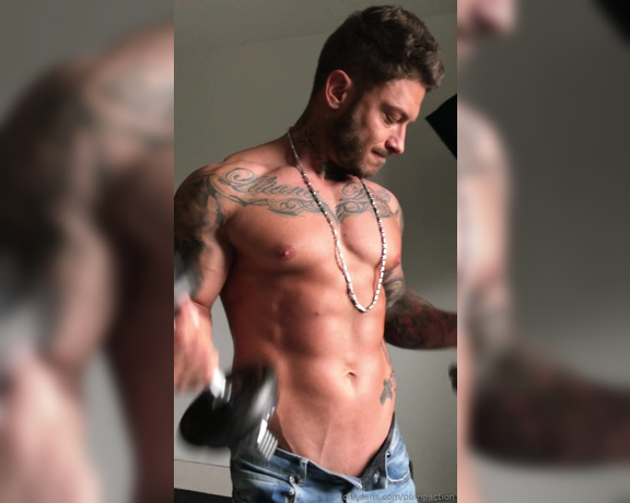 Pump Action aka Pumpaction OnlyFans - Sexy muscle pump in loose jeans Vid of @daniel alex9111