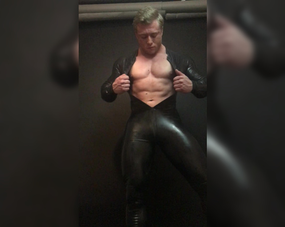 Pump Action aka Pumpaction OnlyFans - @jw muscle Rubbered up and good to go !