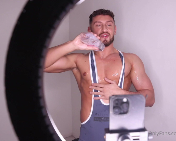Pump Action aka Pumpaction OnlyFans - The TikToker @prettydumbjock Preview I enter a TikToker’s recording session and pause him and show
