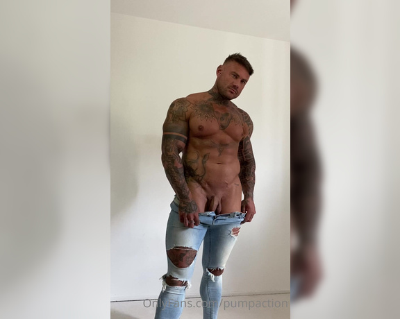 Pump Action aka Pumpaction OnlyFans - @iamthomaspowell posing in jeans  behind the scenes