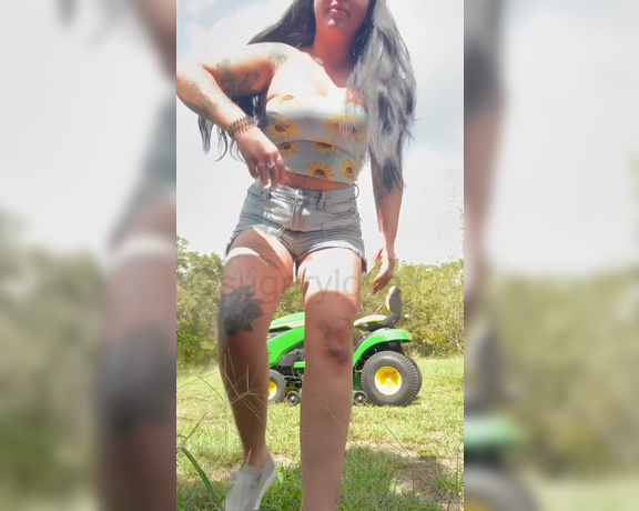 Sugar love aka Sugarylove OnlyFans - If you missed this video, tip this post $12 & i’ll send it to you!( broke in my new john deere the