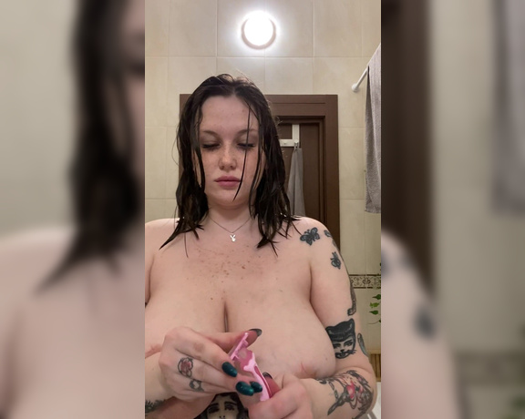 Spivi aka Spivi OnlyFans - Getting shower before bed