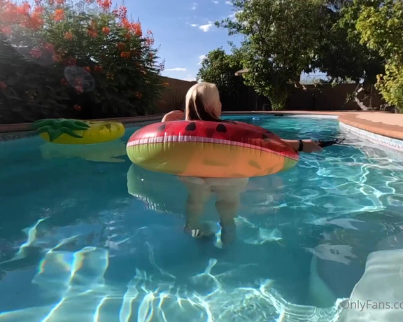 Dina Sky aka Clubdinasky OnlyFans - Heres a little #BTS video of me in the pool trying to get a Super Silly Picture for contest, and