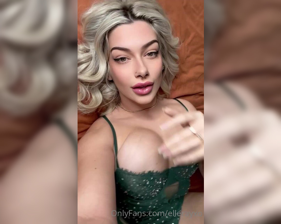 Elle Ray aka Ellerayxo OnlyFans - I want you to play with my tits baby