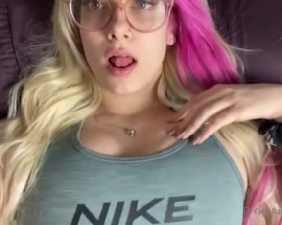 Elle Ray aka Ellerayxo OnlyFans - Check your DMs for the whole video of me stripping out of my sports bra and playing with my dripping