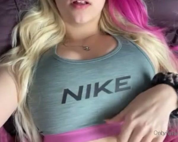 Elle Ray aka Ellerayxo OnlyFans - Check your DMs for the whole video of me stripping out of my sports bra and playing with my dripping