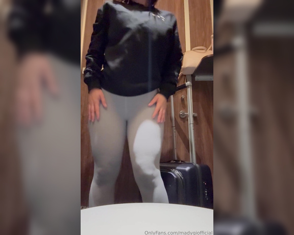 Mady_Gio aka Madygiofficial OnlyFans - Im in the airport bathroom, ready to leave for Colombia  Sono nel bagno del aereoporto, pron