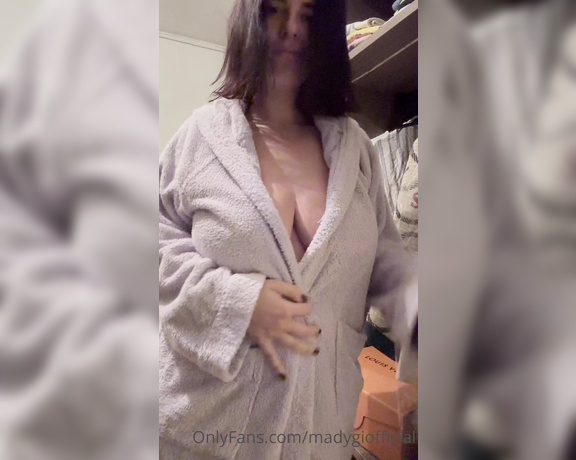 Mady_Gio aka Madygiofficial OnlyFans - Lets get ready together to go out for dinner and then dance Prepariamoci insieme per andare fuor