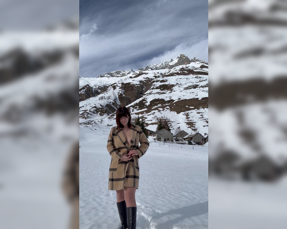 Mady_Gio aka Madygiofficial OnlyFans - Cum on the snow for me! Vieni sulla neve per me !