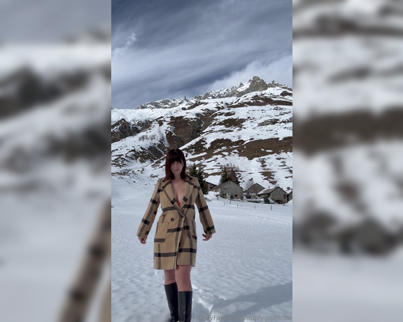 Mady_Gio aka Madygiofficial OnlyFans - Cum on the snow for me! Vieni sulla neve per me !