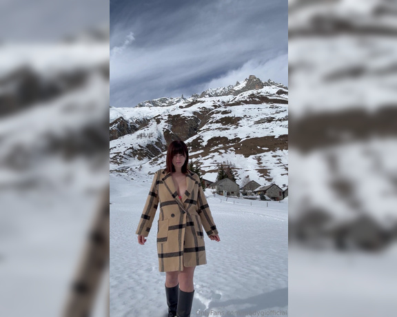 Mady_Gio aka Madygiofficial OnlyFans - Cum on the snow for me! Vieni sulla neve per me !