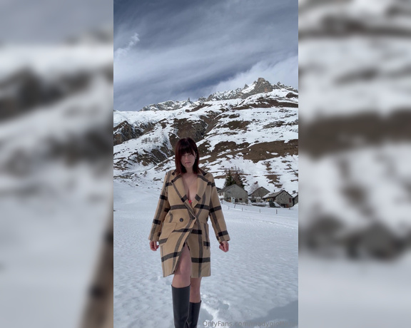 Mady_Gio aka Madygiofficial OnlyFans - Cum on the snow for me! Vieni sulla neve per me !