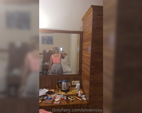 Snowmixy aka Snowmixy OnlyFans - A lil shake in this super cute outfit