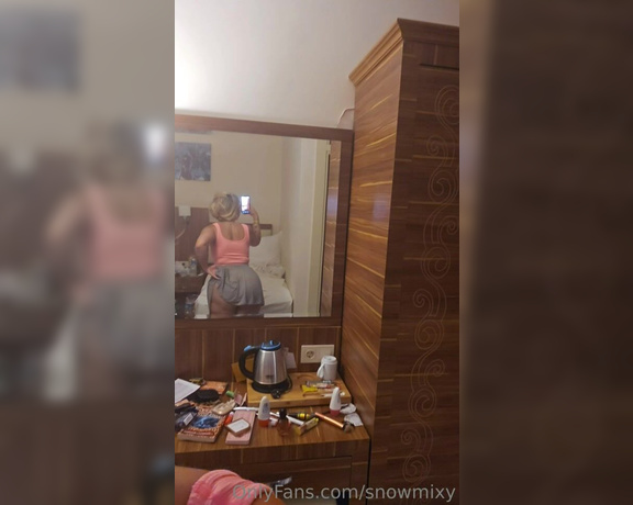 Snowmixy aka Snowmixy OnlyFans - A lil shake in this super cute outfit