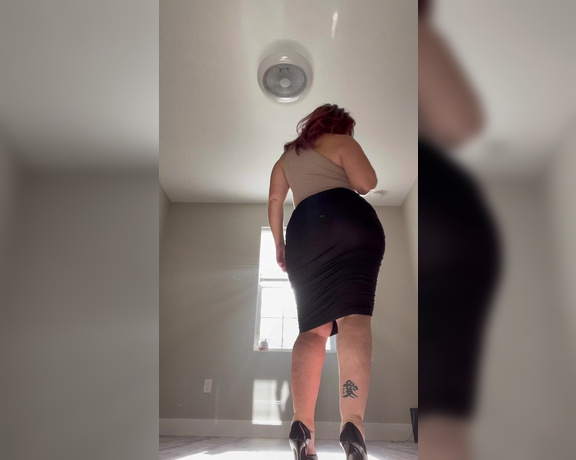 Pixxarmom aka Ishrn OnlyFans - I’m gonna need a part later Happy Hump Day!