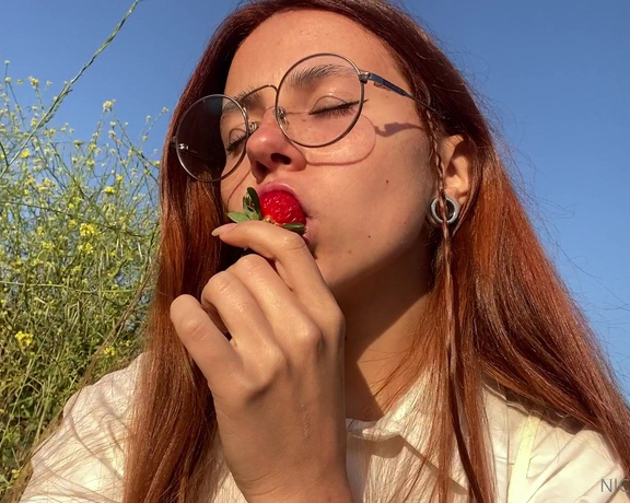 Nicole Vachevski aka Petitenikole OnlyFans - Berries season! Yum