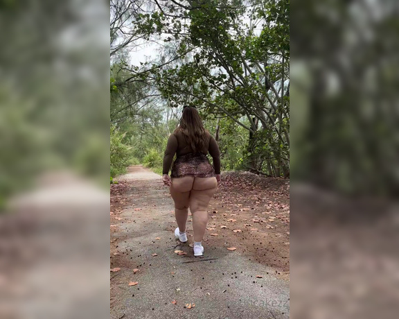 Pumpkin Cakezz aka Pumpkincakezz OnlyFans - Just some big ol cheeks wobblin around the park )