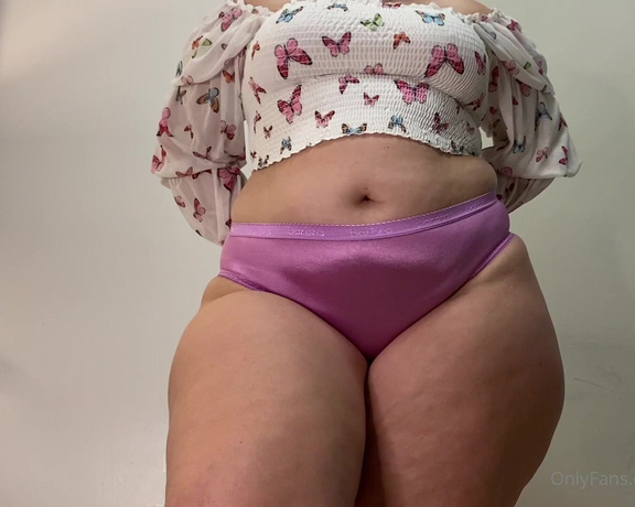 Pumpkin Cakezz aka Pumpkincakezz OnlyFans - Mommy shows off her big fat ass in her ganny panties