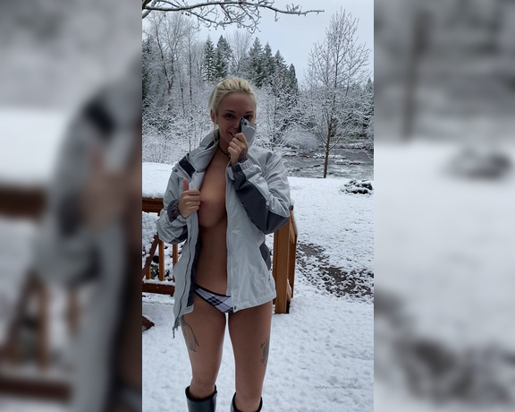 RyBaby aka Xo_rybaby OnlyFans - Take a winter stroll with