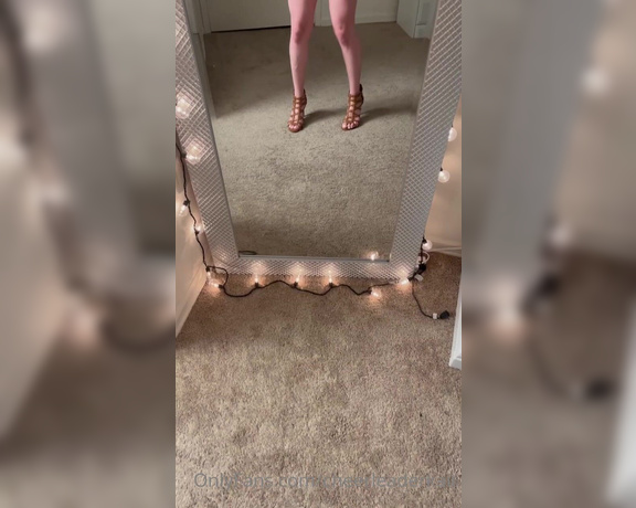 Cheerleader Kait aka Cheerleaderkait OnlyFans - Heading out to partydate tonightdo you approve of my outfit