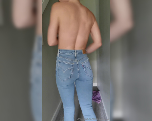 Laila Jones aka Lailajonesxx OnlyFans - You asked to see me try on my new levi jeans so enjoy!