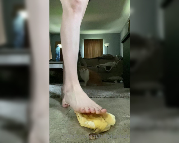 BabyBeeBub aka Babybeebub OnlyFans - Pretend your cock is the banana