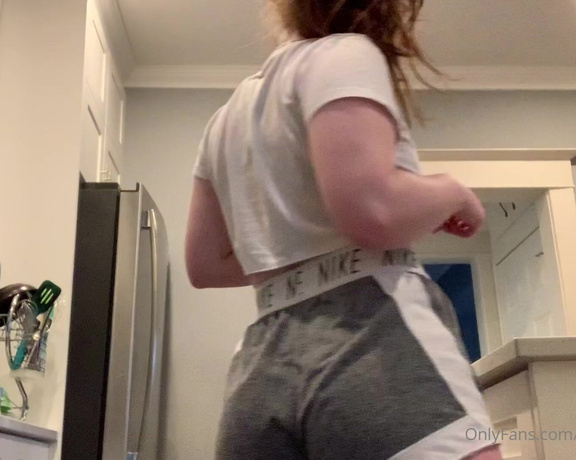 Redheadwinter VIP aka Redheadwinter OnlyFans - Heres a vid of me stretching open my tight asshole in my kitchen This was when I had roommates!