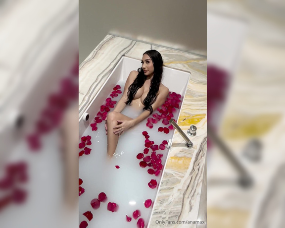 Ana Maxi aka Anamaxi OnlyFans - Naked in the tub
