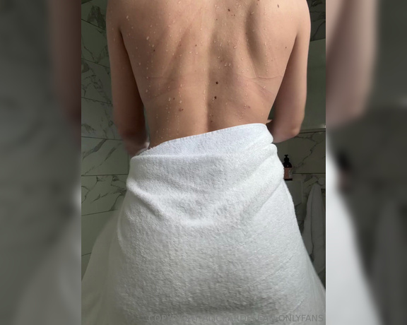 Alice Ardelean aka Aliceardelean OnlyFans - U wasnt here to wash my back