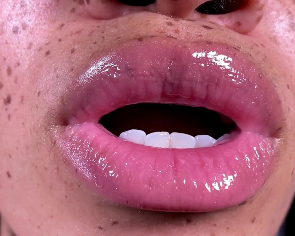 RosieReed - Glossy Lips Addict