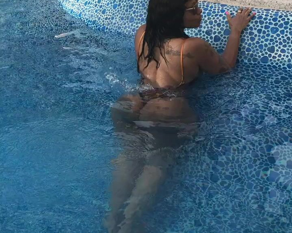 Cherokee D Ass aka Cherokeedass OnlyFans - Booty Booty Water PV Mexico