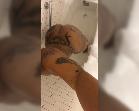 Cherokee D Ass aka Cherokeedass OnlyFans - Request of a member Cherokee shower Booty Shake