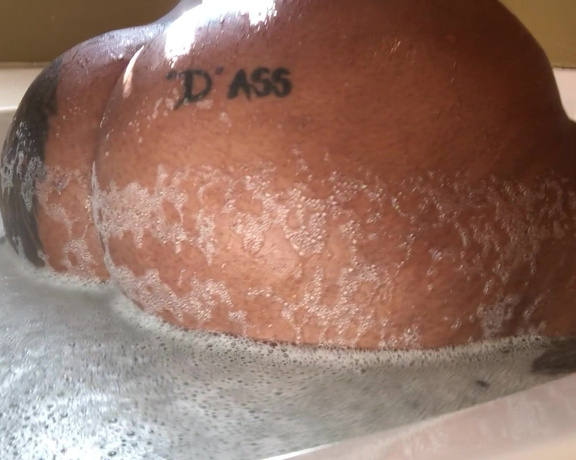 Cherokee D Ass aka Cherokeedass OnlyFans - Tub time need some help washing me don’t forget to get my xxxx Snapchat