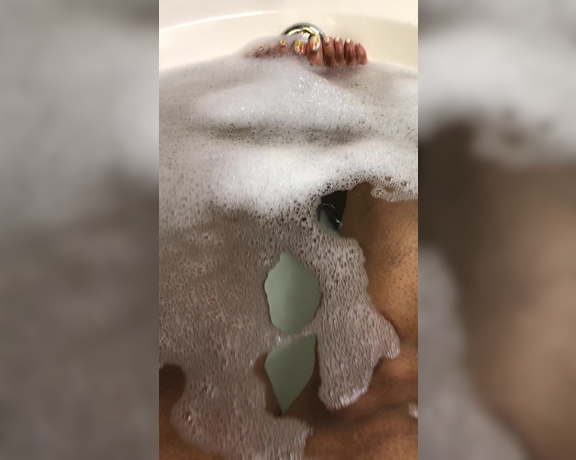 Cherokee D Ass aka Cherokeedass OnlyFans - Happy Friday y’all know I love to play in the tub and this is for my feet lovers kisses