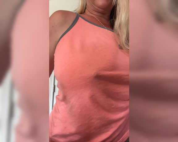 Nita Marie aka Mamanita OnlyFans - Who’s online and horny by hard nipples