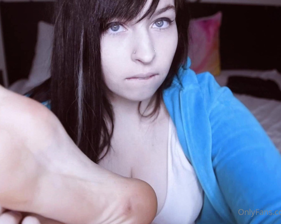 Dawn Willow aka Dawnwillow OnlyFans - Cute intense looks and foot licking and sucking