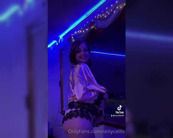 Clara Ellis aka Onlycellis OnlyFans - Been a while since I made a NSFW TikTok Shaking my ass in lingerie (November 28, 2021)