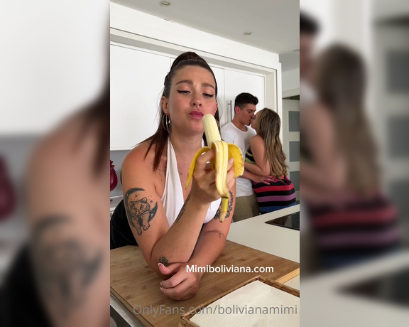 Mimi Boliviana aka Bolivianamimi OnlyFans - Le baje el novio a mi amiga mientras ella coma una banana Djame una propina si quieres reci