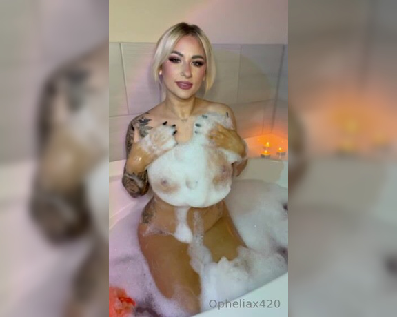 Ophelia aka Opheliax420 OnlyFans - I need someone to join me in the tub